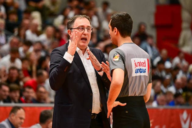 Branislav Ignjatovic diskutiert mit dem Referee Dogu Innal 2.Bundesliga Pro A, Play Off Spiel 2, viertel Finale, 46ers, Basketball, Basketball Saison 2025 2026, BBL, Deutschland, Gießen 46ers Hakro Merlins Crailsheim, Gießen in rot, Herren, Crailsheim in blau