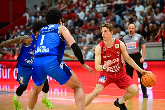 Aiden Warnholtz 2.Bundesliga Pro A, Play Off Spiel 2, viertel Finale, 46ers, Basketball, Basketball Saison 2025 2026, BBL, Deutschland, Gießen 46ers Hakro Merlins Crailsheim, Gießen in rot, Herren, Crailsheim in blau