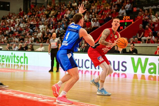 Brock Gardner, Robin Benzing 2.Bundesliga Pro A, Play Off Spiel 2, viertel Finale, 46ers, Basketball, Basketball Saison 2025 2026, BBL, Deutschland, Gießen 46ers Hakro Merlins Crailsheim, Gießen in rot, Herren, Crailsheim in blau