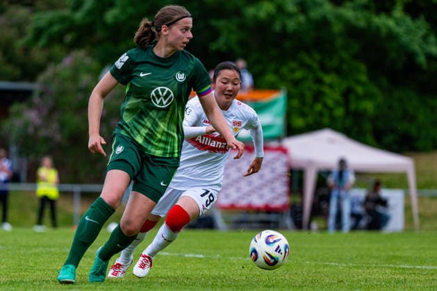 2. Frauen-Bundesliga: VfB Stuttgart vs. Vfl Wolfsburg II; 10.05.2026 Stuttgart, GERMANY - 10. Mai 2026: Laureta Temaj (VfB Stuttgart, 5) im Zweikampf mit Haruka Osawa (VfB Stuttgart, 79) während dem Match zwischen dem VfB Stuttgart und dem Vfl Wolfsburg II am 25. Spieltag der 2. Frauen-Bundesliga auf dem Sportgelände des PSV Stuttgart. Copyright: xBEAUTIFULxSPORTS Steinx