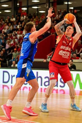 Brock Gardner, Robin Benzing 2.Bundesliga Pro A, Play Off Spiel 2, viertel Finale, 46ers, Basketball, Basketball Saison 2025 2026, BBL, Deutschland, Gießen 46ers Hakro Merlins Crailsheim, Gießen in rot, Herren, Crailsheim in blau