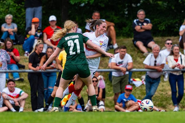 2. Frauen-Bundesliga: VfB Stuttgart vs. Vfl Wolfsburg II; 10.05.2026 Stuttgart, GERMANY - 10. Mai 2026: Zweikampf zwischen Freyja Landrö (VfL Wolfsburg II, 21) und Reena Wichmann (VfB Stuttgart, 28) während dem Match zwischen dem VfB Stuttgart und dem Vfl Wolfsburg II am 25. Spieltag der 2. Frauen-Bundesliga auf dem Sportgelände des PSV Stuttgart. Copyright: xBEAUTIFULxSPORTS Steinx