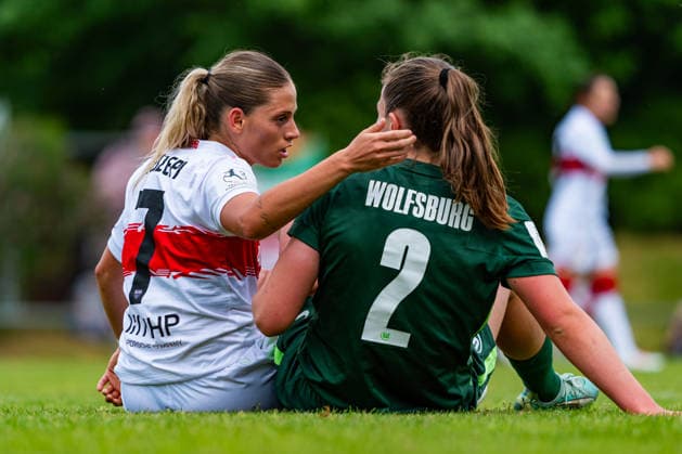2. Frauen-Bundesliga: VfB Stuttgart vs. Vfl Wolfsburg II; 10.05.2026 Stuttgart, GERMANY - 10. Mai 2026: Dafina Redzepi (VfB Stuttgart, 7) nach Foul mit Karla Brinkmann (VfL Wolfsburg II, 2) während dem Match zwischen dem VfB Stuttgart und dem Vfl Wolfsburg II am 25. Spieltag der 2. Frauen-Bundesliga auf dem Sportgelände des PSV Stuttgart. Copyright: xBEAUTIFULxSPORTS Steinx
