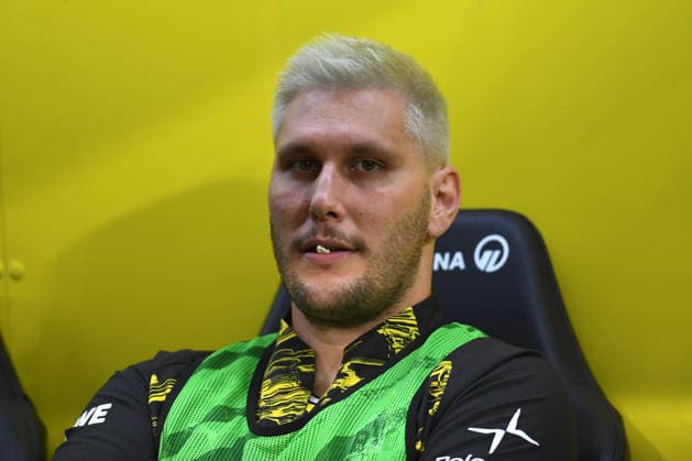 Niklas Suele (Borussia Dortmund) schaut waehrend des Spiels der Bundesliga zwischen Borussia Dortmund und Eintracht Frankfurt, Signal Iduna Park am 08. May 2026 in Dortmund, Deutschland. (Foto von Ralf Treese DeFodi Images) +++ Niklas Suele (Borussia Dortmund) looks on during the Bundesliga match between Borussia Dortmund and Eintracht Frankfurt at Signal Iduna Park on May 8, 2026 in Dortmund, Germany. (Photo by Ralf Treese DeFodi Images) DFL regulations prohibit any use of photographs as image sequences and or quasi-video. (Photo by Ralf Treese DeFodi Images) - *** Niklas Suele Borussia Dortmund looks on during the Bundesliga match between Borussia Dortmund and Eintracht Frankfurt, Signal Iduna Park on May 08, 2026 in Dortmund, Germany Photo by Ralf Treese DeFodi Images Niklas Suele Borussia Dortmund looks on during the Bundesliga match between Borussia Dortmund and Eintracht Frankfurt at Signal Iduna Park on May 8, 2026 in Dortmund, Germany Photo by Ralf Treese DeFodi Images DFL regulations prohibit any use of photographs as image sequences and or quasi video Photo by Ralf Treese DeFodi Images