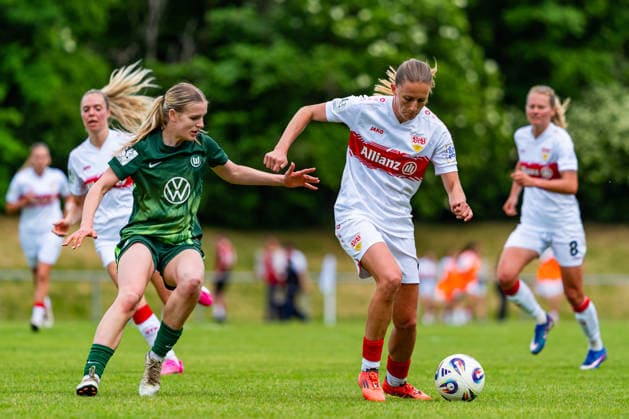 2. Frauen-Bundesliga: VfB Stuttgart vs. Vfl Wolfsburg II; 10.05.2026 Stuttgart, GERMANY - 10. Mai 2026: Julia Glaser (VfB Stuttgart, 9) im Zweikampf mit Antonia Wagner (VfL Wolfsburg II, 13) während dem Match zwischen dem VfB Stuttgart und dem Vfl Wolfsburg II am 25. Spieltag der 2. Frauen-Bundesliga auf dem Sportgelände des PSV Stuttgart. Copyright: xBEAUTIFULxSPORTS Steinx