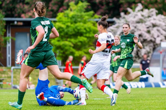 2. Frauen-Bundesliga: VfB Stuttgart vs. Vfl Wolfsburg II; 10.05.2026 Stuttgart, GERMANY - 10. Mai 2026: Christina Schönwetter (VfL Wolfsburg II, 1) stoppt Nicole Billa (VfB Stuttgart, 26) während dem Match zwischen dem VfB Stuttgart und dem Vfl Wolfsburg II am 25. Spieltag der 2. Frauen-Bundesliga auf dem Sportgelände des PSV Stuttgart. Copyright: xBEAUTIFULxSPORTS Steinx