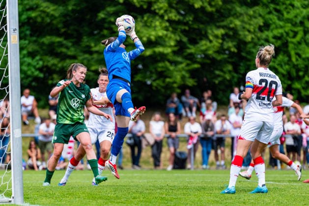 2. Frauen-Bundesliga: VfB Stuttgart vs. Vfl Wolfsburg II; 10.05.2026 Stuttgart, GERMANY - 10. Mai 2026: Christina Schönwetter (VfL Wolfsburg II, 1) fängt Ball während dem Match zwischen dem VfB Stuttgart und dem Vfl Wolfsburg II am 25. Spieltag der 2. Frauen-Bundesliga auf dem Sportgelände des PSV Stuttgart. Copyright: xBEAUTIFULxSPORTS Steinx
