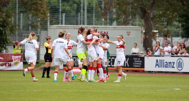 10.05.26 Frauen VfB Stuttgart - VfL Wofsburg II Deutschland, Stuttgart, 10.05.2026, Fussball, Frauen, 2. Bundesliga, Saison 2025 2026, VfB Stuttgart - VfL Wolfsburg II: Team Mannschaft Spielerinnen VfB Stuttgart Aufstieg Bundesliga Jubel Feier.