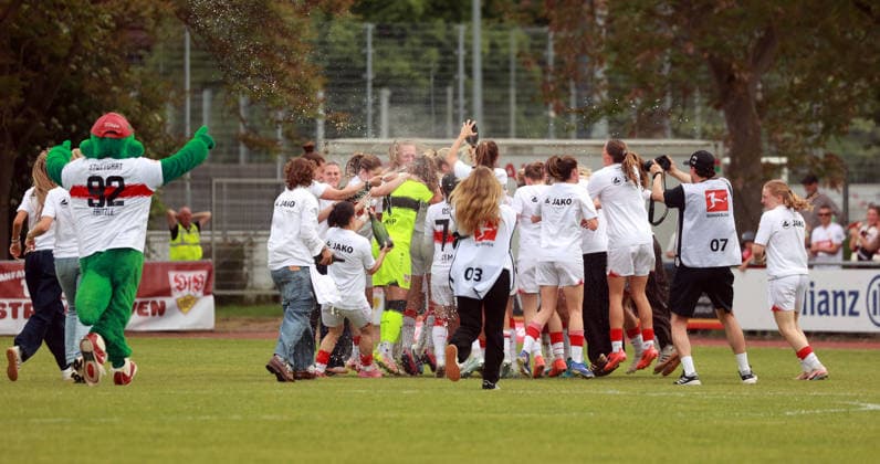 10.05.26 Frauen VfB Stuttgart - VfL Wofsburg II Deutschland, Stuttgart, 10.05.2026, Fussball, Frauen, 2. Bundesliga, Saison 2025 2026, VfB Stuttgart - VfL Wolfsburg II: Team Mannschaft Spielerinnen VfB Stuttgart Aufstieg Bundesliga Jubel Feier.