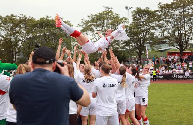 10.05.26 Frauen VfB Stuttgart - VfL Wofsburg II Deutschland, Stuttgart, 10.05.2026, Fussball, Frauen, 2. Bundesliga, Saison 2025 2026, VfB Stuttgart - VfL Wolfsburg II: Team Mannschaft Spielerinnen VfB Stuttgart Aufstieg Bundesliga Jubel Feier.