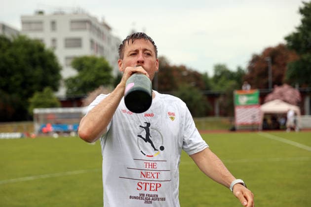 10.05.26 Frauen VfB Stuttgart - VfL Wofsburg II Deutschland, Stuttgart, 10.05.2026, Fussball, Frauen, 2. Bundesliga, Saison 2025 2026, VfB Stuttgart - VfL Wolfsburg II: Nico Schneck (Trainer VfB Stuttgart); Jubel Aufstieg.
