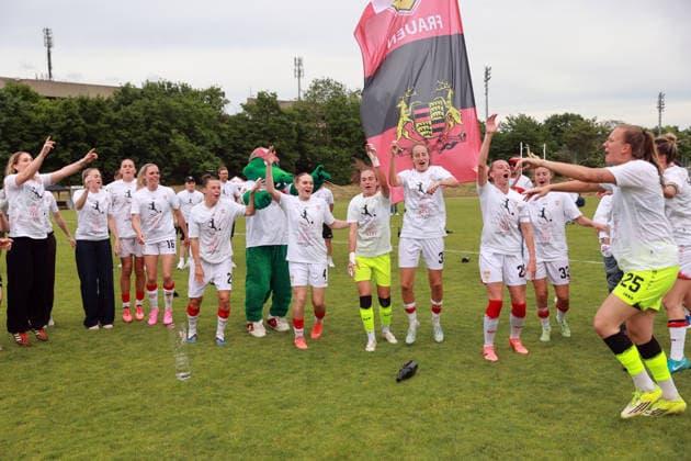 10.05.26 Frauen VfB Stuttgart - VfL Wofsburg II Deutschland, Stuttgart, 10.05.2026, Fussball, Frauen, 2. Bundesliga, Saison 2025 2026, VfB Stuttgart - VfL Wolfsburg II: Team Mannschaft Spielerinnen VfB Stuttgart Aufstieg Bundesliga Jubel Feier.