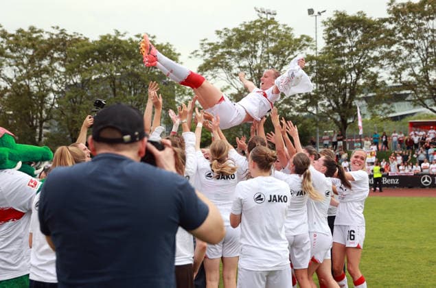 10.05.26 Frauen VfB Stuttgart - VfL Wofsburg II Deutschland, Stuttgart, 10.05.2026, Fussball, Frauen, 2. Bundesliga, Saison 2025 2026, VfB Stuttgart - VfL Wolfsburg II: Team Mannschaft Spielerinnen VfB Stuttgart Aufstieg Bundesliga Jubel Feier.