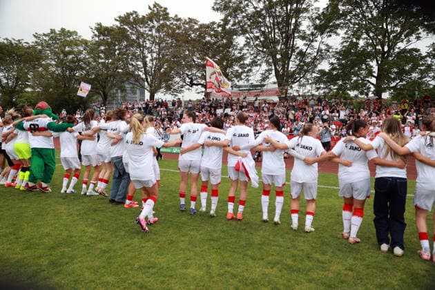 10.05.26 Frauen VfB Stuttgart - VfL Wofsburg II Deutschland, Stuttgart, 10.05.2026, Fussball, Frauen, 2. Bundesliga, Saison 2025 2026, VfB Stuttgart - VfL Wolfsburg II: Team Mannschaft Spielerinnen VfB Stuttgart Aufstieg Bundesliga Jubel Feier.