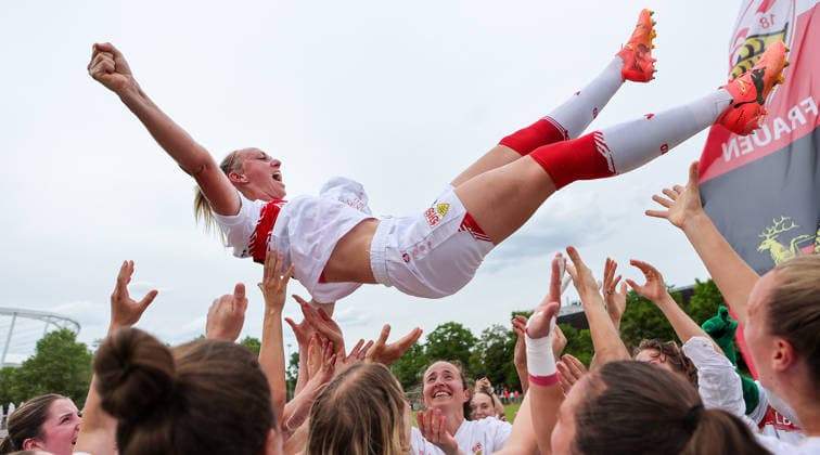 10.05.2026, Deutschland, Stuttgart, Fußball Frauen 2. Bundesliga, VfB Stuttgart vs. VfL Wolfsburg II, Meike Meßmer (VfB, oben) wird hochgeworfen