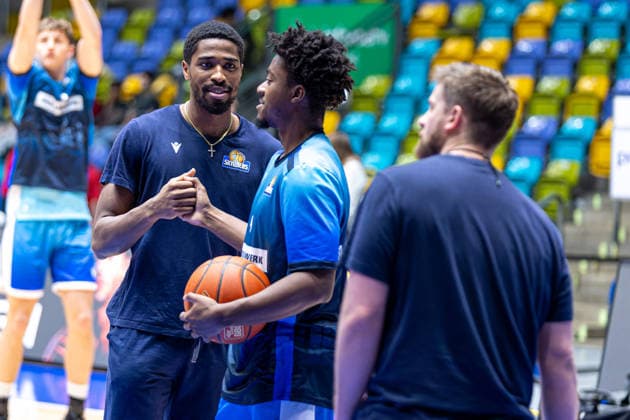 easyCredit Basketball Bundesliga BBL, Frankfurt am Main, Frankfurt Skyliners vs. Ratiopharm Ulm, Süwag Energie Arena Frankfurt am Main; 10.05.2026 easyCredit Basketball Bundesliga BBL, Frankfurt am Main, Germany - 10.05.2026: William Christmas (Frankfurt Skyliners, 8) begrüßt Nahiem Alleyne (Frankfurt Skyliners, 4), Basketball Bundesliga, Spiel der Frankfurt Skyliners vs. Ratiopharm Ulm Süwag Energie Arena Frankfurt am Main Copyright: xBEAUTIFULxSPORTS Freudensteinx
