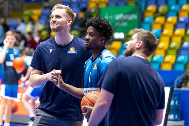 easyCredit Basketball Bundesliga BBL, Frankfurt am Main, Frankfurt Skyliners vs. Ratiopharm Ulm, Süwag Energie Arena Frankfurt am Main; 10.05.2026 easyCredit Basketball Bundesliga BBL, Frankfurt am Main, Germany - 10.05.2026: Till Pape (Frankfurt Skyliners, 19) begrüß Nahiem Alleyne (Frankfurt Skyliners, 4), Basketball Bundesliga, Spiel der Frankfurt Skyliners vs. Ratiopharm Ulm Süwag Energie Arena Frankfurt am Main Copyright: xBEAUTIFULxSPORTS Freudensteinx