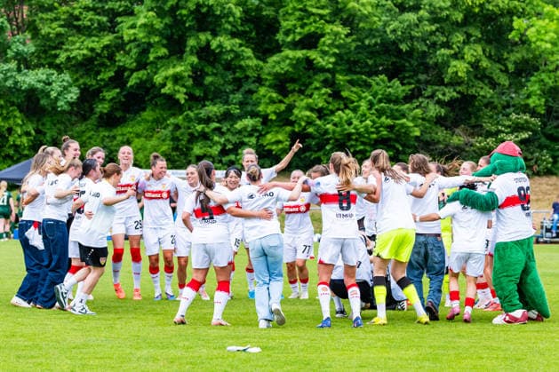 2. Frauen-Bundesliga: VfB Stuttgart vs. Vfl Wolfsburg II; 10.05.2026 Stuttgart, GERMANY - 10. Mai 2026: Die Mannschaft des VfB Stuttgart beim feiern nach dem Match zwischen dem VfB Stuttgart und dem Vfl Wolfsburg II am 25. Spieltag der 2. Frauen-Bundesliga auf dem Sportgelände des PSV Stuttgart. Copyright: xBEAUTIFULxSPORTS Steinx