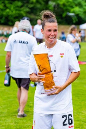2. Frauen-Bundesliga: VfB Stuttgart vs. Vfl Wolfsburg II; 10.05.2026 Stuttgart, GERMANY - 10. Mai 2026: Nicole Billa (VfB Stuttgart, 26) beim feiern nach während dem Match zwischen dem VfB Stuttgart und dem Vfl Wolfsburg II am 25. Spieltag der 2. Frauen-Bundesliga auf dem Sportgelände des PSV Stuttgart. Copyright: xBEAUTIFULxSPORTS Steinx