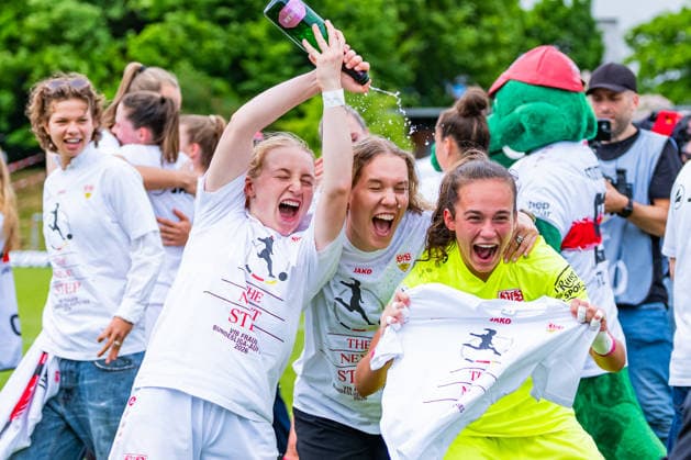 2. Frauen-Bundesliga: VfB Stuttgart vs. Vfl Wolfsburg II; 10.05.2026 Stuttgart, GERMANY - 10. Mai 2026: Kiara Beck (VfB Stuttgart, 1) und Linette Hofmann (VfB Stuttgart, 2) beim feiern nach dem Match zwischen dem VfB Stuttgart und dem Vfl Wolfsburg II am 25. Spieltag der 2. Frauen-Bundesliga auf dem Sportgelände des PSV Stuttgart. Copyright: xBEAUTIFULxSPORTS Steinx