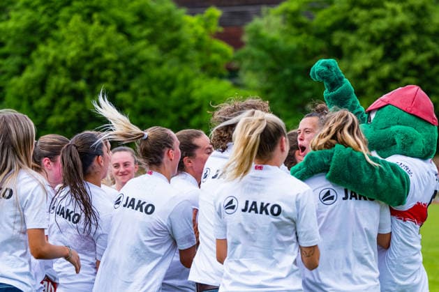 2. Frauen-Bundesliga: VfB Stuttgart vs. Vfl Wolfsburg II; 10.05.2026 Stuttgart, GERMANY - 10. Mai 2026: Die Mannschaft beim feiern nach dem Match zwischen dem VfB Stuttgart und dem Vfl Wolfsburg II am 25. Spieltag der 2. Frauen-Bundesliga auf dem Sportgelände des PSV Stuttgart. Copyright: xBEAUTIFULxSPORTS Steinx