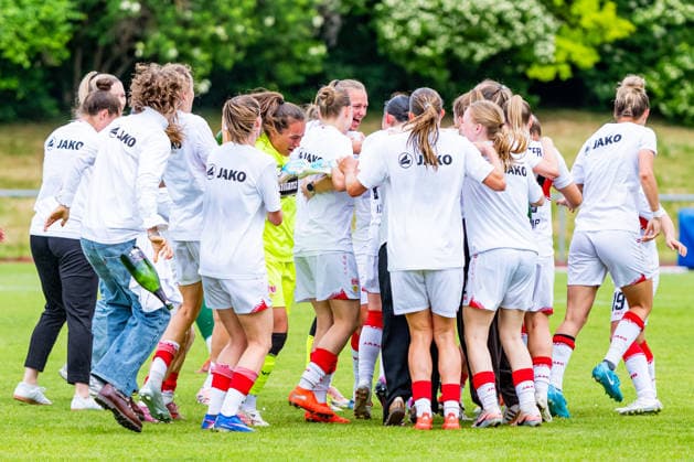 2. Frauen-Bundesliga: VfB Stuttgart vs. Vfl Wolfsburg II; 10.05.2026 Stuttgart, GERMANY - 10. Mai 2026: Die Mannschaft des VfB Stuttgart beim feiern nach dem Match zwischen dem VfB Stuttgart und dem Vfl Wolfsburg II am 25. Spieltag der 2. Frauen-Bundesliga auf dem Sportgelände des PSV Stuttgart. Copyright: xBEAUTIFULxSPORTS Steinx