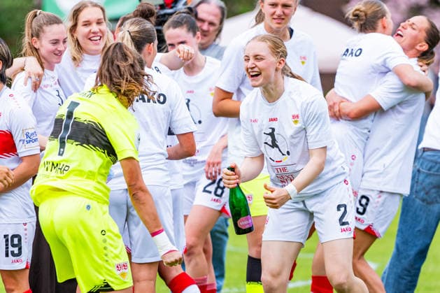 2. Frauen-Bundesliga: VfB Stuttgart vs. Vfl Wolfsburg II; 10.05.2026 Stuttgart, GERMANY - 10. Mai 2026: Kiara Beck (VfB Stuttgart, 1) und Linette Hofmann (VfB Stuttgart, 2) freuen sich über den Meistertitel nach dem Match zwischen dem VfB Stuttgart und dem Vfl Wolfsburg II am 25. Spieltag der 2. Frauen-Bundesliga auf dem Sportgelände des PSV Stuttgart. Copyright: xBEAUTIFULxSPORTS Steinx