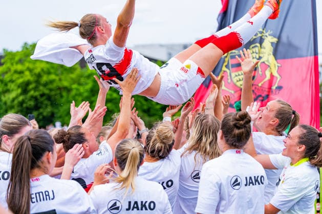 2. Frauen-Bundesliga: VfB Stuttgart vs. Vfl Wolfsburg II; 10.05.2026 Stuttgart, GERMANY - 10. Mai 2026: Die Mannschaft des VfB Stuttgart beim feiern nach dem Match zwischen dem VfB Stuttgart und dem Vfl Wolfsburg II am 25. Spieltag der 2. Frauen-Bundesliga auf dem Sportgelände des PSV Stuttgart. Copyright: xBEAUTIFULxSPORTS Steinx