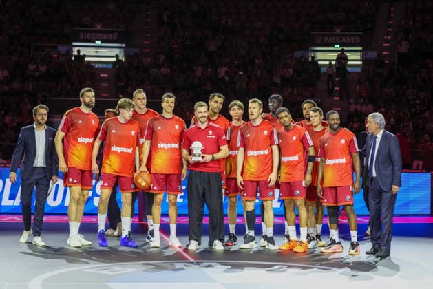 Andreas Obst (FC Bayern Basketball, 13) mit der Auszeichnung zum MVP der easycredit Basketball Bundesliga, mit dem Team des FC Bayern Basketball, GER, FC Bayern Basketball vs. EWE Baskets Oldenburg, Basketball, easycredit Basketball Bundesliga, 34. Spieltag, Saison 2025 2026, 10.05.2026, GER, FC Bayern Basketball vs. EWE Baskets Oldenburg, Basketball, easycredit Basketball Bundesliga, 34. Spieltag, Saison 2025 2026, 10.05.2026 Muenchen Copyright: xEibner-Pressefoto JennixMaulx EP_JML