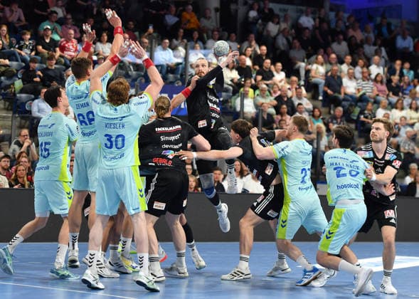 10.05.2026 - Handball - 1. Bundesliga DAIKIN HBL - Saison 2025 2026 - 31. Spieltag: HC Erlangen Metropolregion Nürnberg HCE - VfL Gummersbach - OGo - xogox - Stepan Zeman (66, VfL Gummersbach ) Tom Kiesler (30, VfL Gummersbach ) Antonio Metzner (27, HC Erlangen HCE )