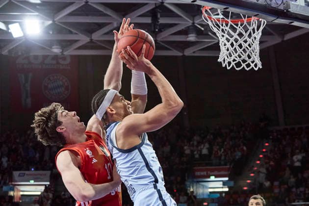 Deutsche Basketball Bundesliga (BBL), FC Bayern München Basketball vs EWE BASKETS Oldenburg, München FC Bayern Basketball, Oldenburg EWE BASKETS, 2026-05-10 in München (BMW Park) TISCHLER Nicholas (EWE BASKETS Oldenburg Small Forward (SF) Nr11-OLD11), JESSUP Justinian (FC Bayern München Basketball Shooting Guard (SG) Nr10-FCBB10) sportworld München BMW Park Bayern Deutschland
