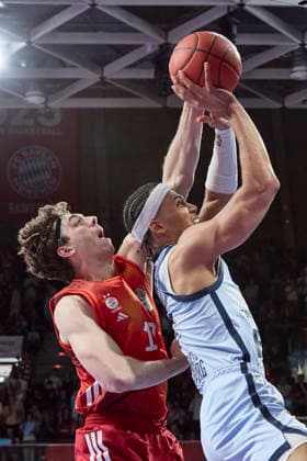 Deutsche Basketball Bundesliga (BBL), FC Bayern München Basketball vs EWE BASKETS Oldenburg, München FC Bayern Basketball, Oldenburg EWE BASKETS, 2026-05-10 in München (BMW Park) TISCHLER Nicholas (EWE BASKETS Oldenburg Small Forward (SF) Nr11-OLD11), JESSUP Justinian (FC Bayern München Basketball Shooting Guard (SG) Nr10-FCBB10) sportworld München BMW Park Bayern Deutschland