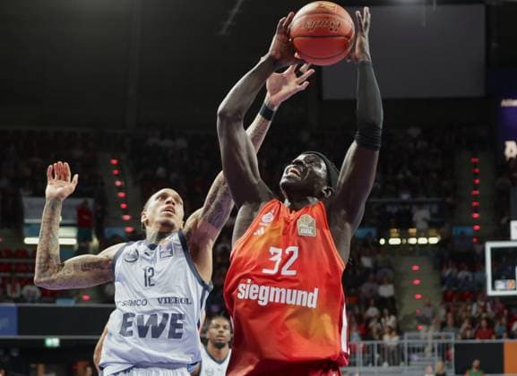 Bayerns 32 Wenyen GABRIEL vs Oldenburgs 12 KYSER. Basketball: Bayern - Oldenburg. Bundesliga, FC Bayern Basketball - EWE Baskets Oldenburg, 34.Spieltag, Saison 2025-2026, 10.05.2026, in Muenchen, B M W P A R K, Deutschland. Quelle Copyright Credit : Oryk HAIST