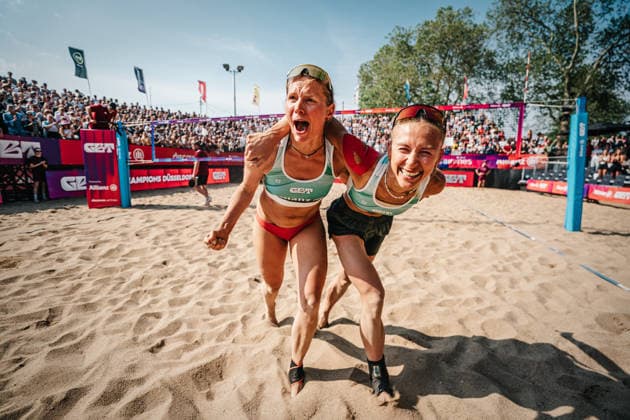 Beachvolleyball Frauen Allianz German Beach Tour 2026 Tourstop Düsseldorf 10.05.2026 v.l. Kim van de Velde und Paula Schürholz gewinnen das Turnier in Düsseldorf und jubeln Düsseldorf Robert-Lehr-Ufer Nordrhein-Westfalen Deutschland