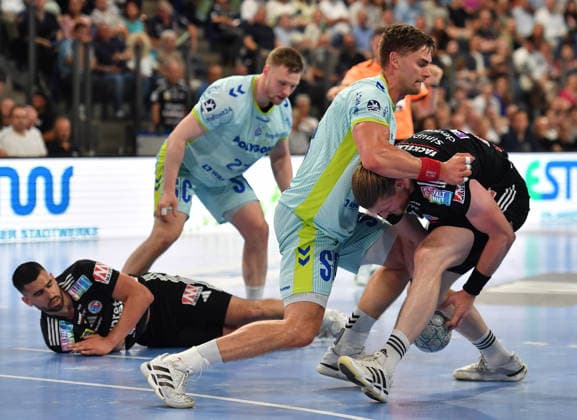 10.05.2026 - Handball - 1. Bundesliga DAIKIN HBL - Saison 2025 2026 - 31. Spieltag: HC Erlangen Metropolregion Nürnberg HCE - VfL Gummersbach - OGo - xogox - Stepan Zeman (66, VfL Gummersbach ) Maciej Gebala (77, HC Erlangen HCE )