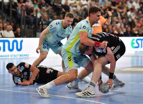 10.05.2026 - Handball - 1. Bundesliga DAIKIN HBL - Saison 2025 2026 - 31. Spieltag: HC Erlangen Metropolregion Nürnberg HCE - VfL Gummersbach - OGo - xogox - Stepan Zeman (66, VfL Gummersbach ) Maciej Gebala (77, HC Erlangen HCE )