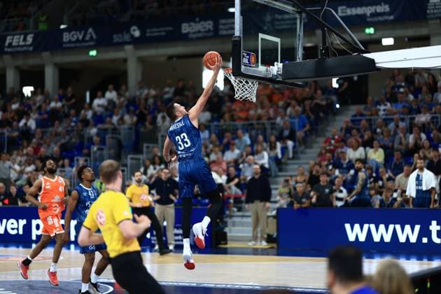 Ryan Mikesell (33; MLP Academics Heidelberg) erzielt spektakulären Dunk, während Eric Reed Jr. (43; MLP Academics Heidelberg) und Lloyd Pandi (41; Rasta Vechta) das Spiel intensiv verfolgen Slam Dunk von Ryan Mikesell (33; MLP Academics Heidelberg) in Heidelberg Copyright: xMichaelxGelhardtx