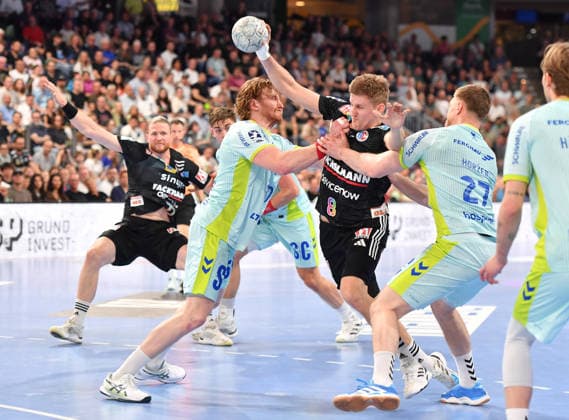 10.05.2026 - Handball - 1. Bundesliga DAIKIN HBL - Saison 2025 2026 - 31. Spieltag: HC Erlangen Metropolregion Nürnberg HCE - VfL Gummersbach - OGo - xogox - Tom Kiesler (30, VfL Gummersbach ) Sander Andreassen Overjordet ( 8, HC Erlangen HCE )