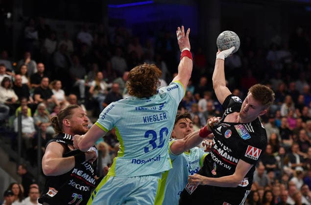10.05.2026 - Handball - 1. Bundesliga DAIKIN HBL - Saison 2025 2026 - 31. Spieltag: HC Erlangen Metropolregion Nürnberg HCE - VfL Gummersbach - OGo - xogox - Tom Kiesler (30, VfL Gummersbach ) Sander Andreassen Overjordet ( 8, HC Erlangen HCE )