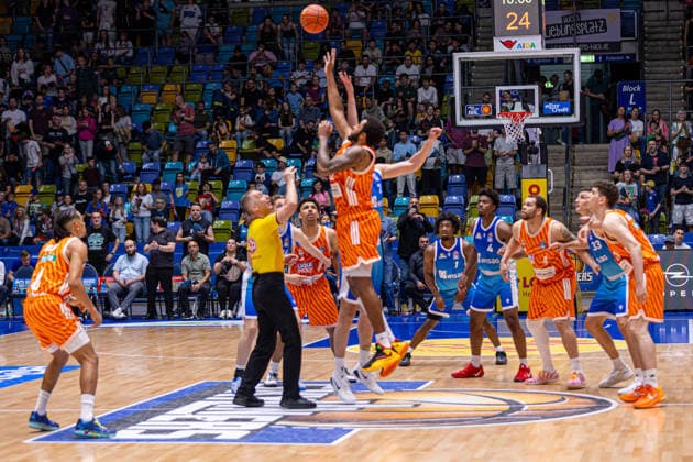 easyCredit Basketball Bundesliga BBL, Frankfurt am Main, Frankfurt Skyliners vs. Ratiopharm Ulm, Süwag Energie Arena Frankfurt am Main; 10.05.2026 easyCredit Basketball Bundesliga BBL, Frankfurt am Main, Germany - 10.05.2026: Tip-Off, Basketball Bundesliga, Spiel der Frankfurt Skyliners vs. Ratiopharm Ulm Süwag Energie Arena Frankfurt am Main Copyright: xBEAUTIFULxSPORTS Freudensteinx
