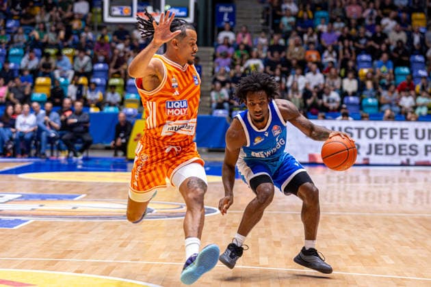easyCredit Basketball Bundesliga BBL, Frankfurt am Main, Frankfurt Skyliners vs. Ratiopharm Ulm, Süwag Energie Arena Frankfurt am Main; 10.05.2026 easyCredit Basketball Bundesliga BBL, Frankfurt am Main, Germany - 10.05.2026: Isaiah Swope (Frankfurt Skyliners, 1) am Ball, Basketball Bundesliga, Spiel der Frankfurt Skyliners vs. Ratiopharm Ulm Süwag Energie Arena Frankfurt am Main Copyright: xBEAUTIFULxSPORTS Freudensteinx