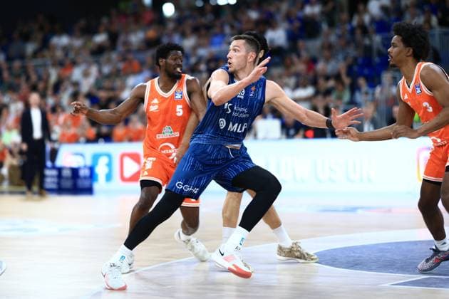 Ryan Mikesell (33; MLP Academics Heidelberg) mit Ball, während TJ Bamba (5; Rasta Vechta) ihn energisch verteidigt Verteidigung von TJ Bamba (5; Rasta Vechta) gegen Ryan Mikesell (33; MLP Academics Heidelberg) Copyright: xMichaelxGelhardtx