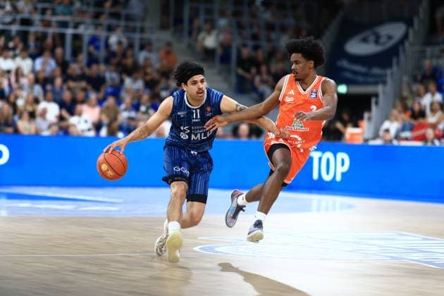 Erol Ersek (11; MLP Academics Heidelberg) dribbelt den Ball, während ein Gegenspieler verteidigt Dribbling von Erol Ersek (11; MLP Academics Heidelberg) Copyright: xMichaelxGelhardtx