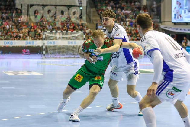10.05.2026, xgox, Handball - Daikin HBL SC Magdeburg - Handball Verein Hamburg emspor, v.l. Omar Ingi Magnusson (Magdeburg, 14), Elias Kofler (Hamburg, 6) Zweikampf, Duell, Kampf, tackle Magdeburg