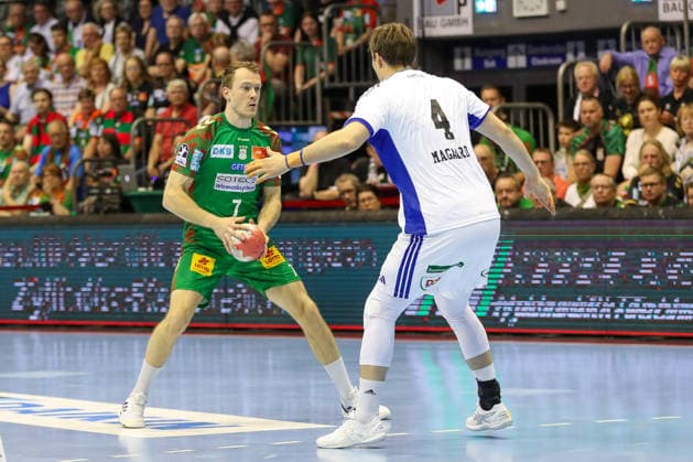 10.05.2026, xgox, Handball - Daikin HBL SC Magdeburg - Handball Verein Hamburg emspor, v.l. Felix Claar (Magdeburg, 7), Andreas Magaard (Hamburg, 4) Zweikampf, Duell, Kampf, tackle Magdeburg
