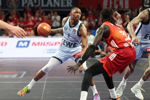 Kyle Lofton (EWE Baskets Oldenburg, 00) mit Ball, mit Wenyen Gabriel (FC Bayern Basketball, 32), GER, FC Bayern Basketball vs. EWE Baskets Oldenburg, Basketball, easycredit Basketball Bundesliga, 34. Spieltag, Saison 2025 2026, 10.05.2026, GER, FC Bayern Basketball vs. EWE Baskets Oldenburg, Basketball, easycredit Basketball Bundesliga, 34. Spieltag, Saison 2025 2026, 10.05.2026 Muenchen Copyright: xEibner-Pressefoto JennixMaulx EP_JML