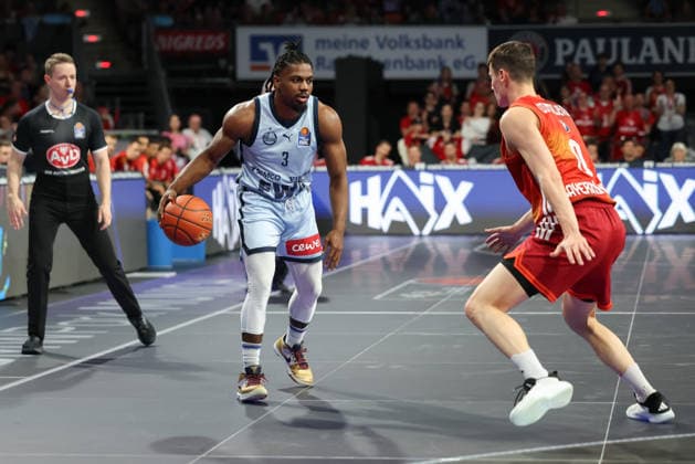 Christopher Clemons (EWE Baskets Oldenburg, 03) mit Ball mit Nenad Dimitrijevic (FC Bayern Basketball, 00), GER, FC Bayern Basketball vs. EWE Baskets Oldenburg, Basketball, easycredit Basketball Bundesliga, 34. Spieltag, Saison 2025 2026, 10.05.2026, GER, FC Bayern Basketball vs. EWE Baskets Oldenburg, Basketball, easycredit Basketball Bundesliga, 34. Spieltag, Saison 2025 2026, 10.05.2026 Muenchen Copyright: xEibner-Pressefoto JennixMaulx EP_JML