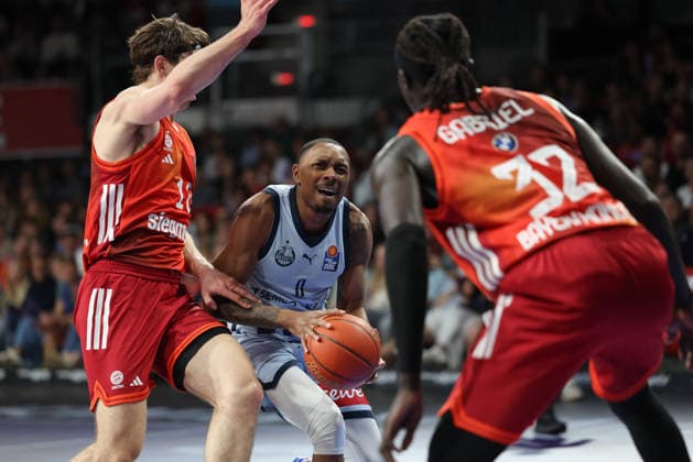 Kyle Lofton (EWE Baskets Oldenburg, 00) mit Ball mit Justinian Jessup (FC Bayern Basketball, 10) und Wenyen Gabriel (FC Bayern Basketball, 32), GER, FC Bayern Basketball vs. EWE Baskets Oldenburg, Basketball, easycredit Basketball Bundesliga, 34. Spieltag, Saison 2025 2026, 10.05.2026, GER, FC Bayern Basketball vs. EWE Baskets Oldenburg, Basketball, easycredit Basketball Bundesliga, 34. Spieltag, Saison 2025 2026, 10.05.2026 Muenchen Copyright: xEibner-Pressefoto JennixMaulx EP_JML