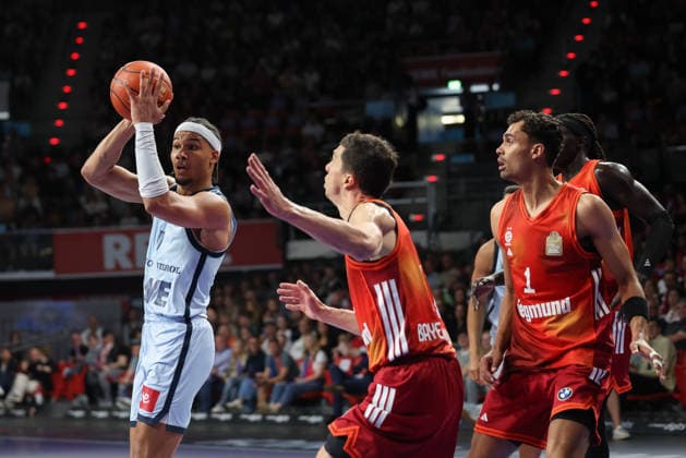 Nicholas Tischler (EWE Baskets Oldenburg, 11) mit Ball mit Vladimir Lucic (FC Bayern Basketball, 11) und Oscar da Silva (FC Bayern Basketball, 01), GER, FC Bayern Basketball vs. EWE Baskets Oldenburg, Basketball, easycredit Basketball Bundesliga, 34. Spieltag, Saison 2025 2026, 10.05.2026, GER, FC Bayern Basketball vs. EWE Baskets Oldenburg, Basketball, easycredit Basketball Bundesliga, 34. Spieltag, Saison 2025 2026, 10.05.2026 Muenchen Copyright: xEibner-Pressefoto JennixMaulx EP_JML