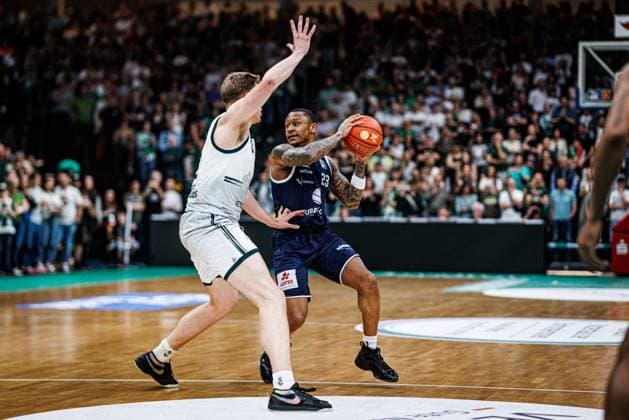 Charles Callison (MBC Syntainics) im Zweikampf mit Marco Hollersbacher (Gladiators Trier), Vet Concept Gladiators Trier vs MBC Syntainics, Basketball, easyCredit BBL, 34. Spieltag, Saison 2025 2026, 10.05.2026 Vet Concept Gladiators Trier vs MBC Syntainics, Basketball, easyCredit BBL, 34. Spieltag, Saison 2025 2026, 10.05.2026 Copyright: xEibner-Pressefoto AlexanderxNeisx EP_ANS